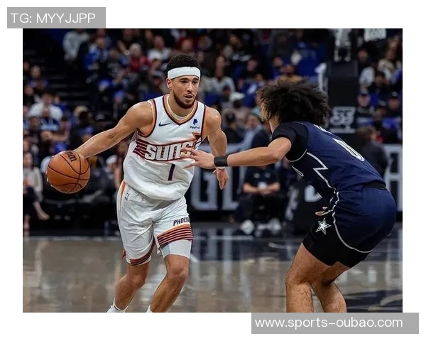 带伤作战的布克在球队中的无私奉献让人难以用言语形容其巨大贡献 带伤作战的布克在球队中的无私奉献让人难以用言语形容其巨大贡献